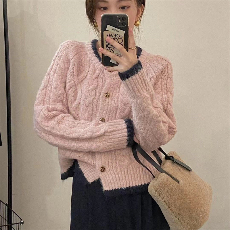 Kvinnors chunky stickad cardigan med dekorativt kabelmönster och eleganta knappar Mirla-Eva Jonsson
