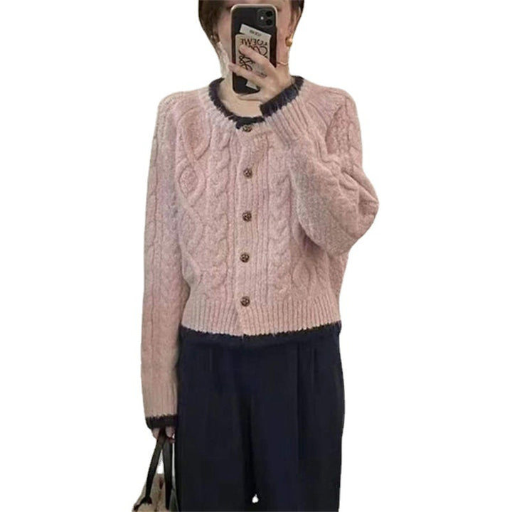 Kvinnors chunky stickad cardigan med dekorativt kabelmönster och eleganta knappar Mirla-Eva Jonsson