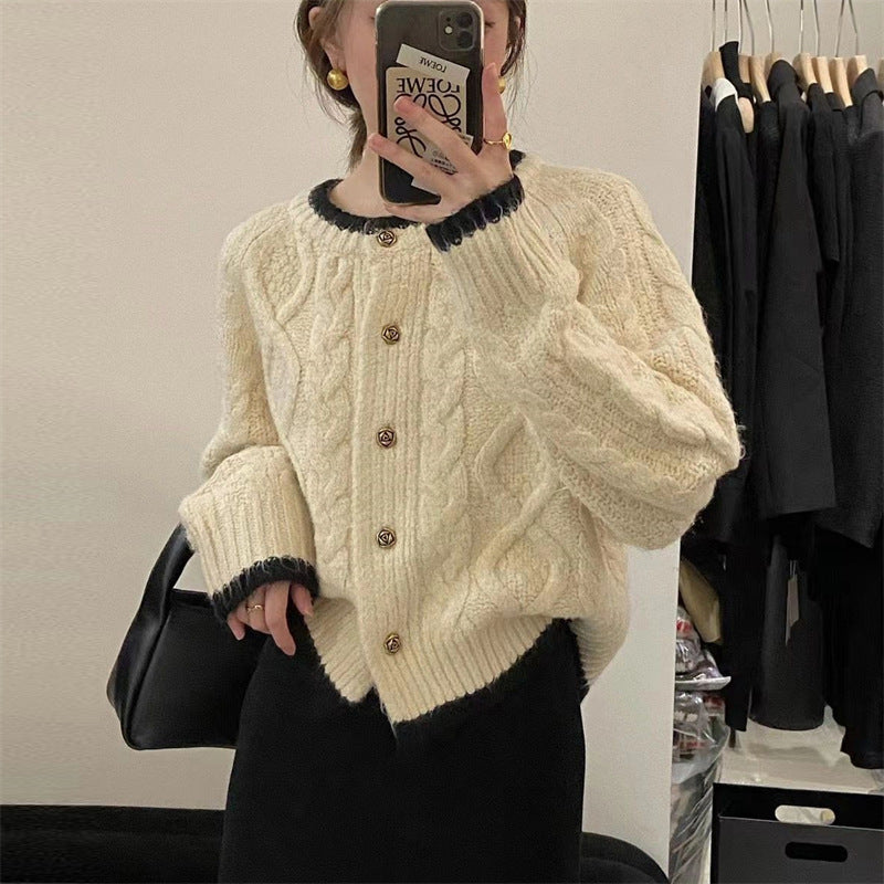 Kvinnors chunky stickad cardigan med dekorativt kabelmönster och eleganta knappar Mirla-Eva Jonsson
