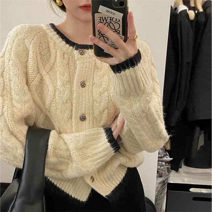 Kvinnors chunky stickad cardigan med dekorativt kabelmönster och eleganta knappar Mirla-Eva Jonsson