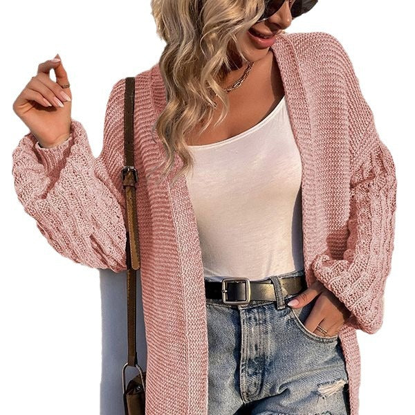 Kvinnors chunky stickad cardigan med djup V-hals och sidoklipp Mirla-Eva Jonsson