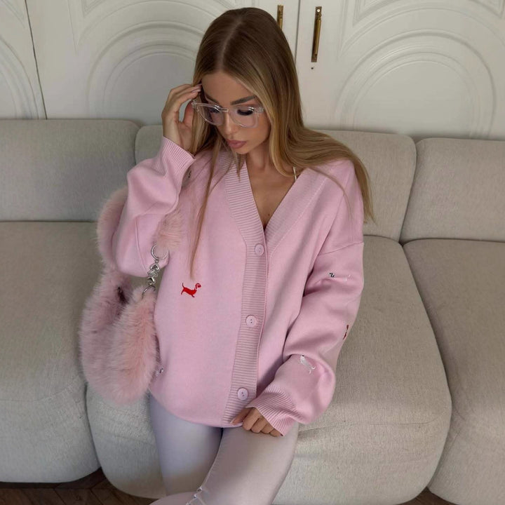 Kvinnors chunky stickad cardigan med elegant knappslå och lekfulla broderidetaljer Mirla-Eva Jonsson