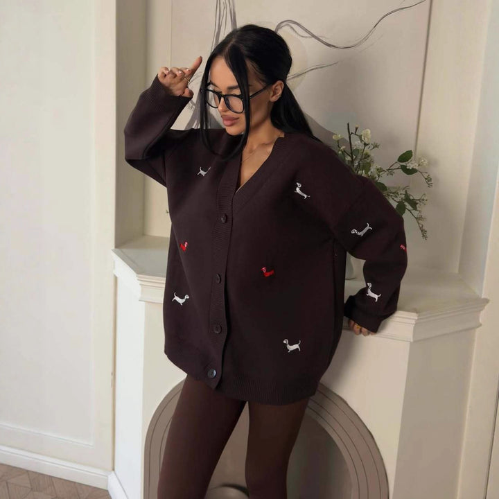 Kvinnors chunky stickad cardigan med elegant knappslå och lekfulla broderidetaljer Mirla-Eva Jonsson