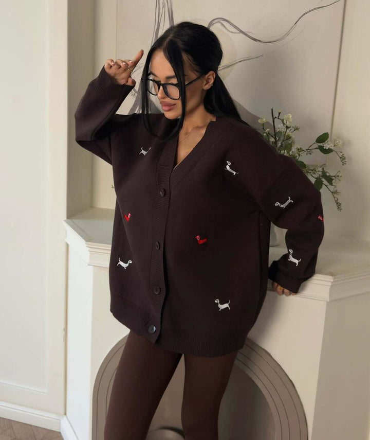 Kvinnors chunky stickad cardigan med elegant knappslå och lekfulla broderidetaljer Mirla-Eva Jonsson