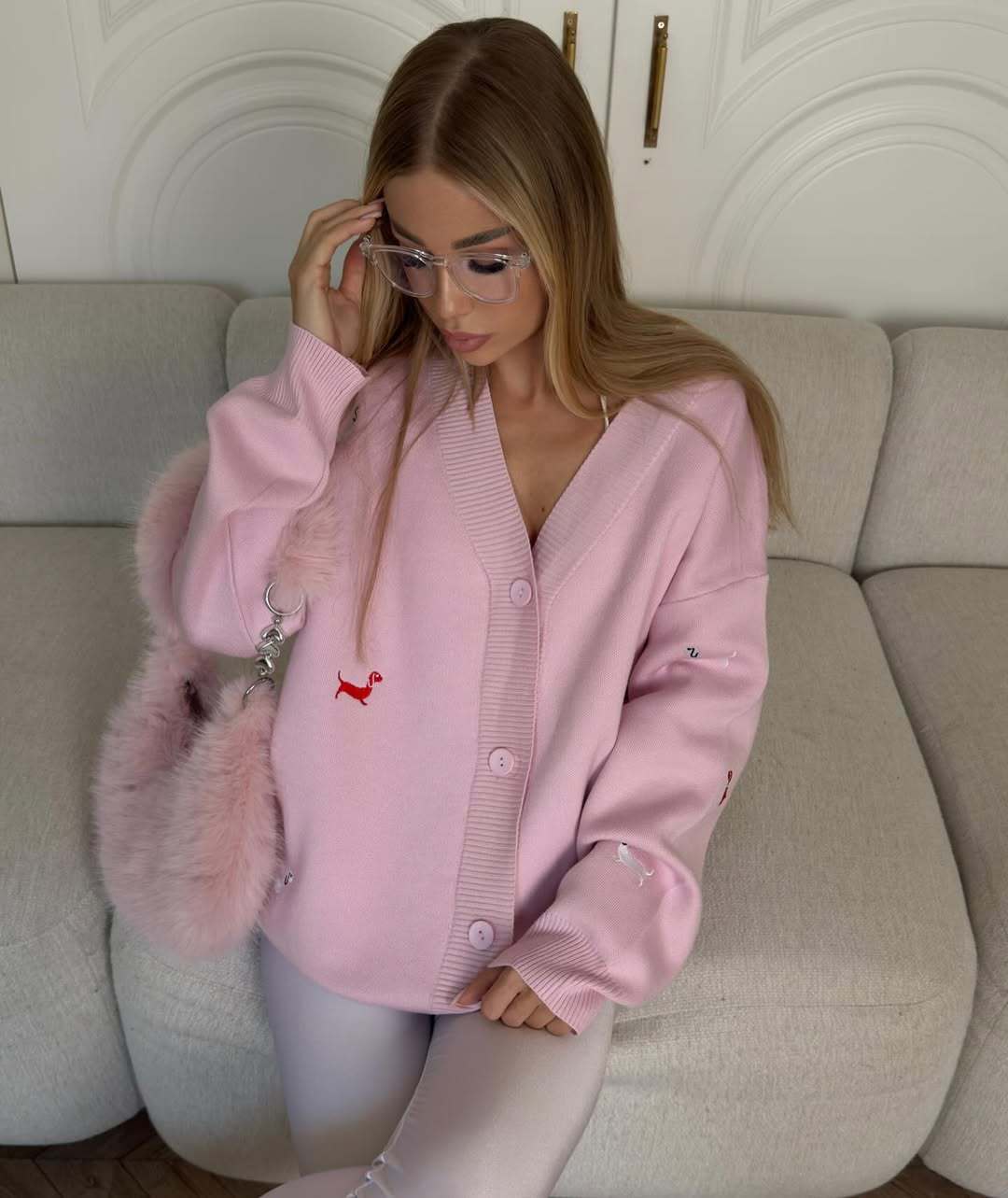 Kvinnors chunky stickad cardigan med elegant knappslå och lekfulla broderidetaljer Mirla-Eva Jonsson