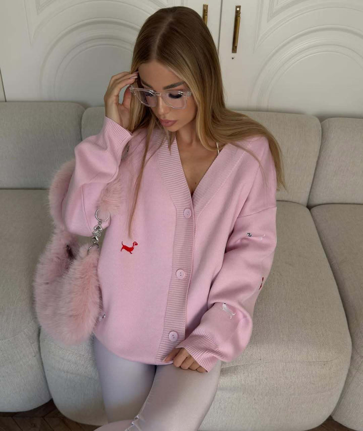 Kvinnors chunky stickad cardigan med elegant knappslå och lekfulla broderidetaljer Mirla-Eva Jonsson