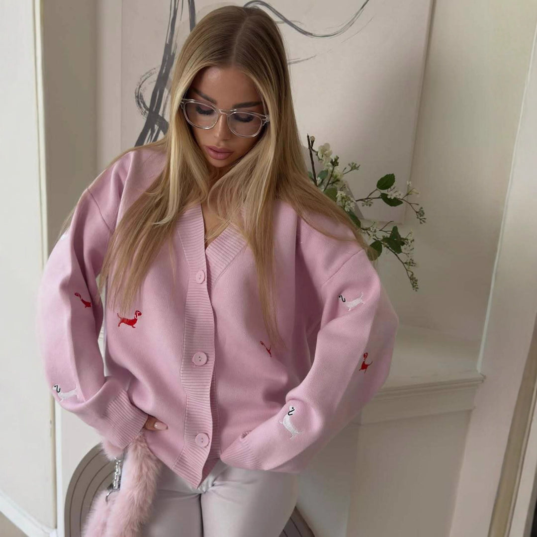 Kvinnors chunky stickad cardigan med elegant knappslå och lekfulla broderidetaljer Mirla-Eva Jonsson
