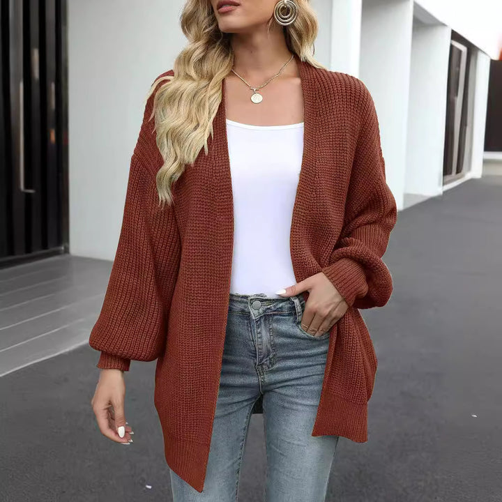 Kvinnors chunky stickad cardigan med en avslappnad passform och sänkta axlar Mirla-Eva Jonsson