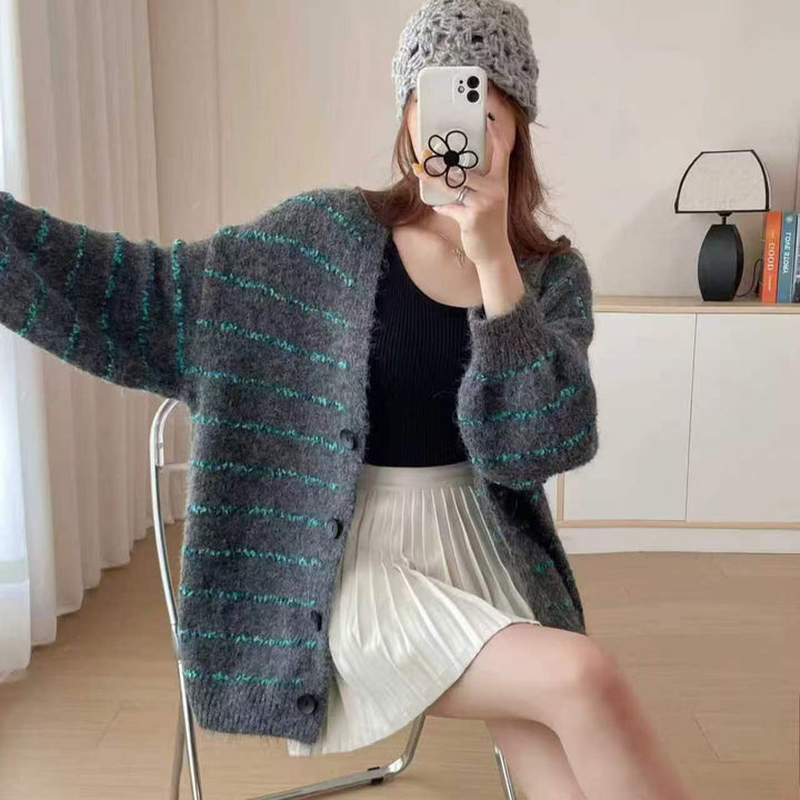 Kvinnors chunky stickad cardigan med färgade ränder och modernt snitt Mirla-Eva Jonsson