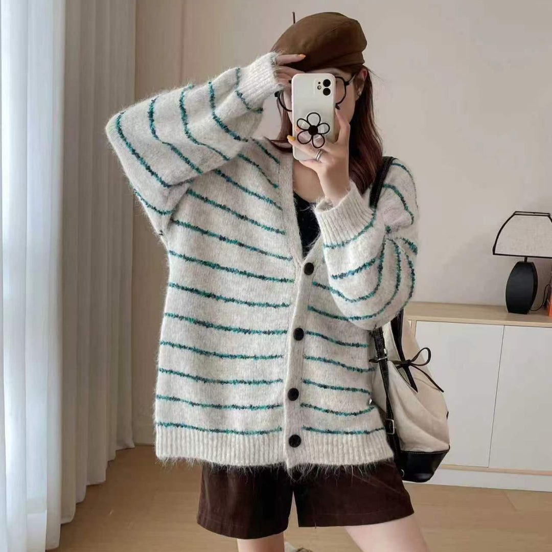 Kvinnors chunky stickad cardigan med färgade ränder och modernt snitt Mirla-Eva Jonsson