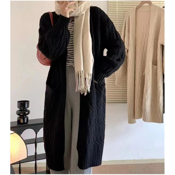 Kvinnors chunky stickad cardigan med fickor och V-hals Mirla-Eva Jonsson