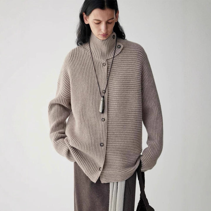 Kvinnors chunky stickad cardigan med hög krage och knappslå Mirla-Eva Jonsson