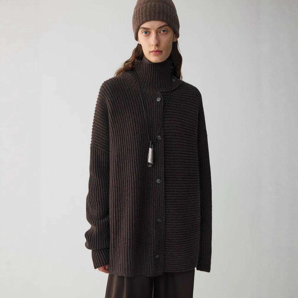 Kvinnors chunky stickad cardigan med hög krage och knappslå Mirla-Eva Jonsson