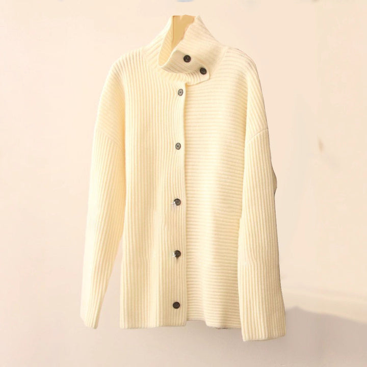 Kvinnors chunky stickad cardigan med hög krage och knappslå Mirla-Eva Jonsson