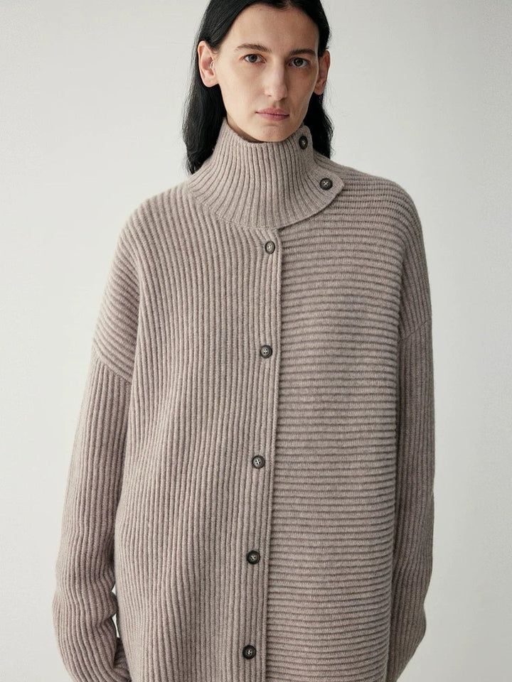 Kvinnors chunky stickad cardigan med hög krage och knappslå Mirla-Eva Jonsson
