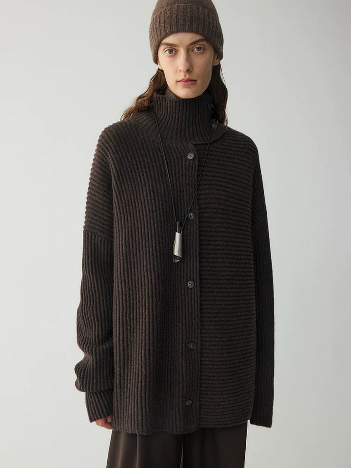 Kvinnors chunky stickad cardigan med hög krage och knappslå Mirla-Eva Jonsson