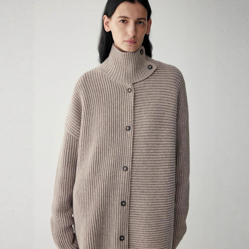 Kvinnors chunky stickad cardigan med hög krage och knappslå Mirla-Eva Jonsson