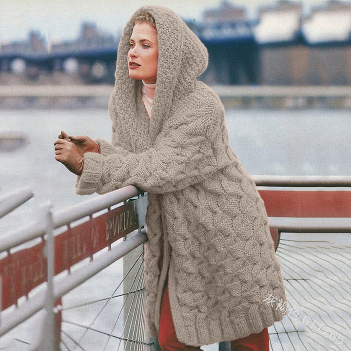 Kvinnors chunky stickad cardigan med huva och texturerat mönster Mirla-Eva Jonsson
