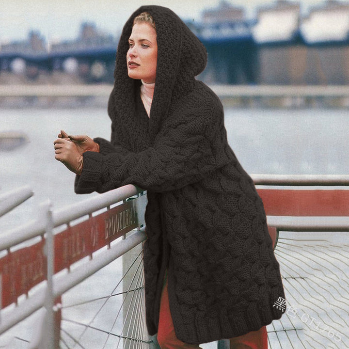 Kvinnors chunky stickad cardigan med huva och texturerat mönster Mirla-Eva Jonsson