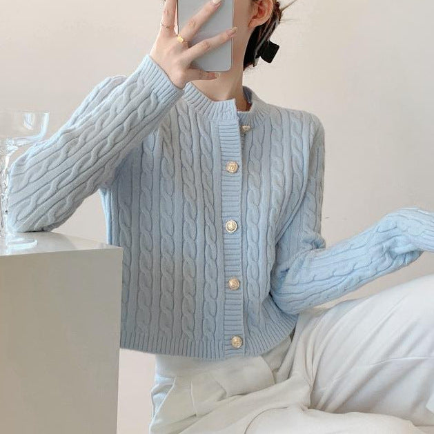 Kvinnors chunky stickad cardigan med knäppning och vacker kabelmönster Mirla-Eva Jonsson