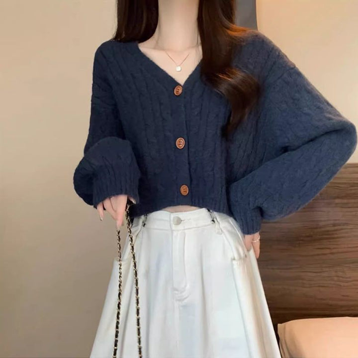 Kvinnors chunky stickad cardigan med knapppdetaljer och djup V-hals Mirla-Eva Jonsson