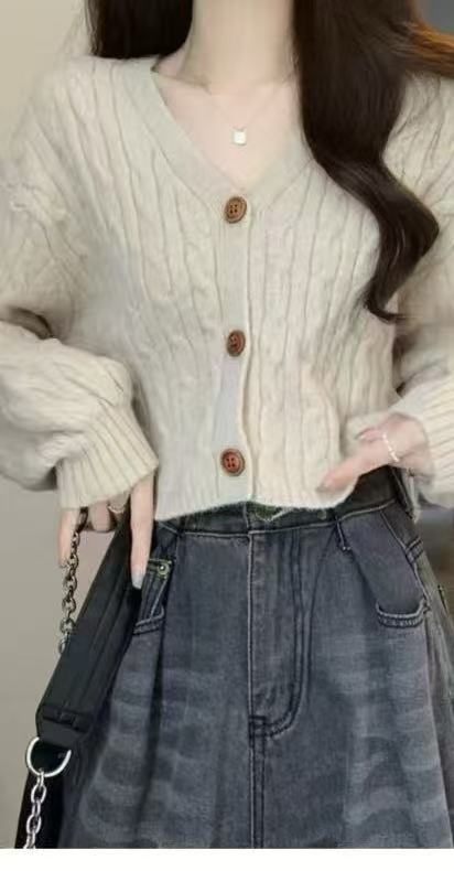Kvinnors chunky stickad cardigan med knapppdetaljer och djup V-hals Mirla-Eva Jonsson