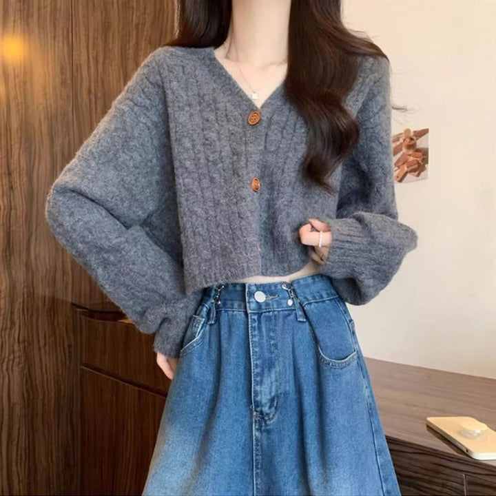 Kvinnors chunky stickad cardigan med knapppdetaljer och djup V-hals Mirla-Eva Jonsson