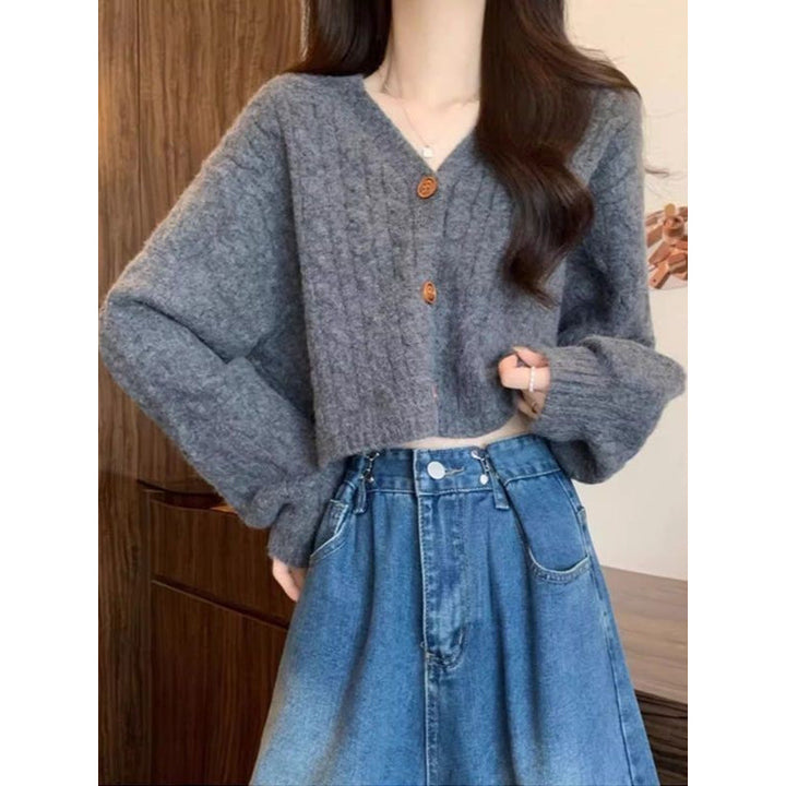 Kvinnors chunky stickad cardigan med knapppdetaljer och djup V-hals Mirla-Eva Jonsson