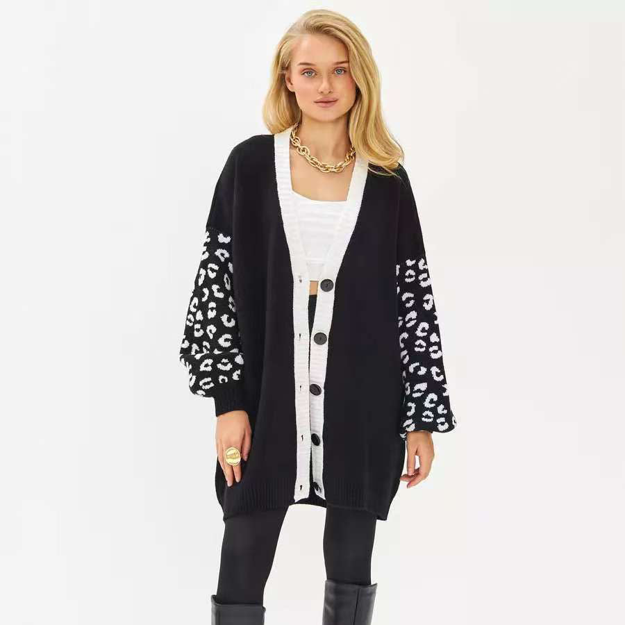 Kvinnors chunky stickad cardigan med kontrasterande ärmar och knapputformning Mirla-Eva Jonsson