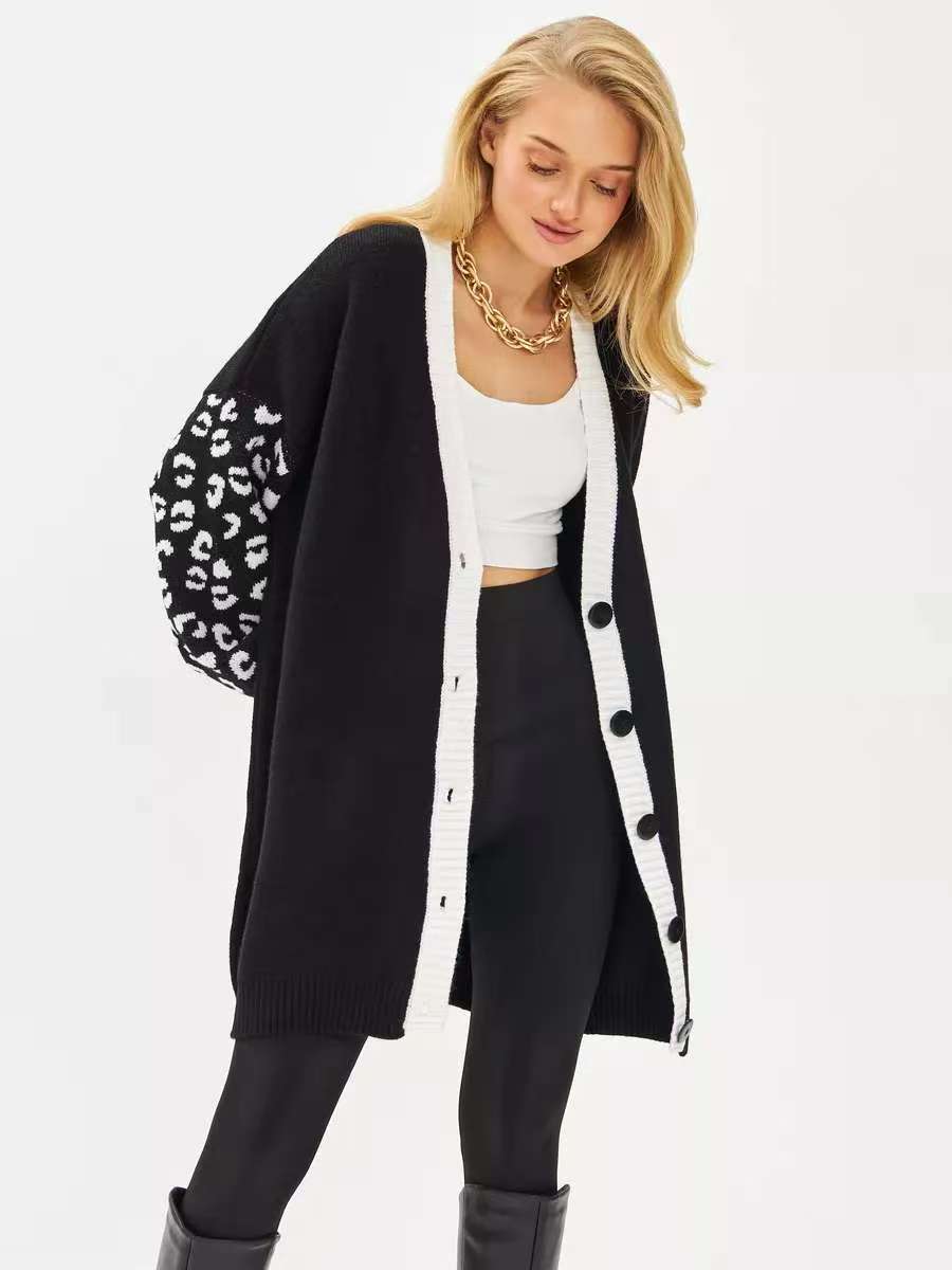 Kvinnors chunky stickad cardigan med kontrasterande ärmar och knapputformning Mirla-Eva Jonsson