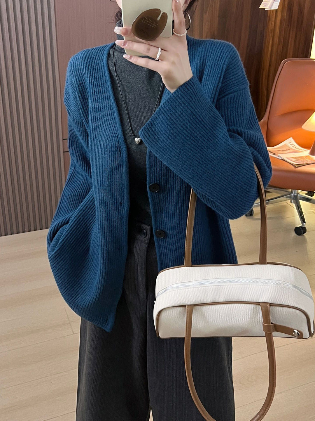 Kvinnors chunky stickad cardigan med långa ärmar och en avslappnad passform Mirla-Eva Jonsson