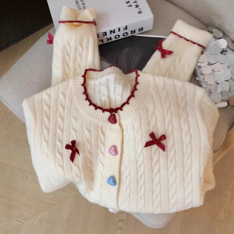 Kvinnors chunky stickad cardigan med lekfulla knapppdetaljer och rosetter-Eva Jonsson