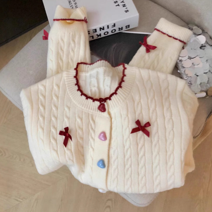 Kvinnors chunky stickad cardigan med lekfulla knapppdetaljer och rosetter-Eva Jonsson
