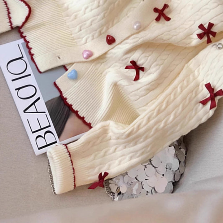 Kvinnors chunky stickad cardigan med lekfulla knapppdetaljer och rosetter-Eva Jonsson