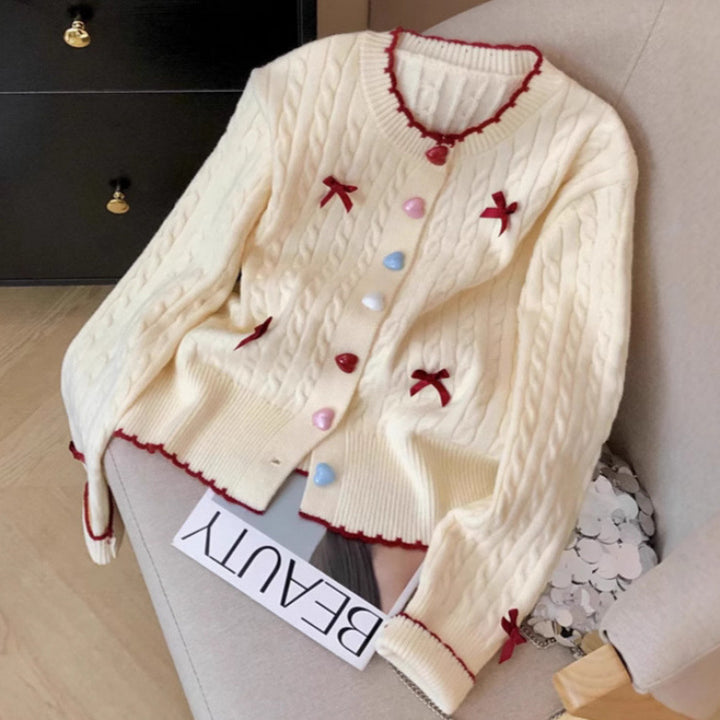 Kvinnors chunky stickad cardigan med lekfulla knapppdetaljer och rosetter-Eva Jonsson