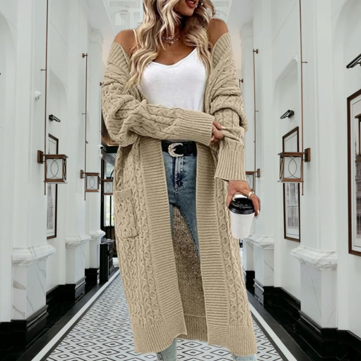 Kvinnors chunky stickad cardigan med öppen design och praktiska fickor Mirla-Eva Jonsson