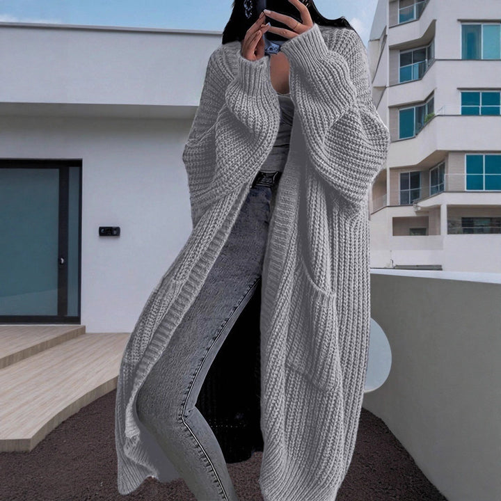 Kvinnors chunky stickad cardigan med öppen front och praktiska fickor Mirla-Eva Jonsson