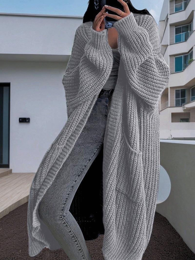 Kvinnors chunky stickad cardigan med öppen front och praktiska fickor Mirla-Eva Jonsson