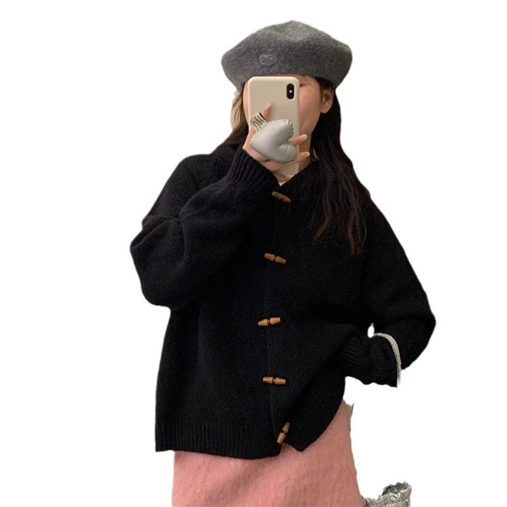 Kvinnors chunky stickad cardigan med praktisk huva och dekorativa träknappar Mirla-Eva Jonsson