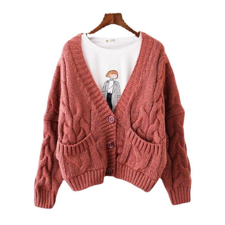 Kvinnors chunky stickad cardigan med smickrande V-ringning och praktiska fickor Mirla-Eva Jonsson