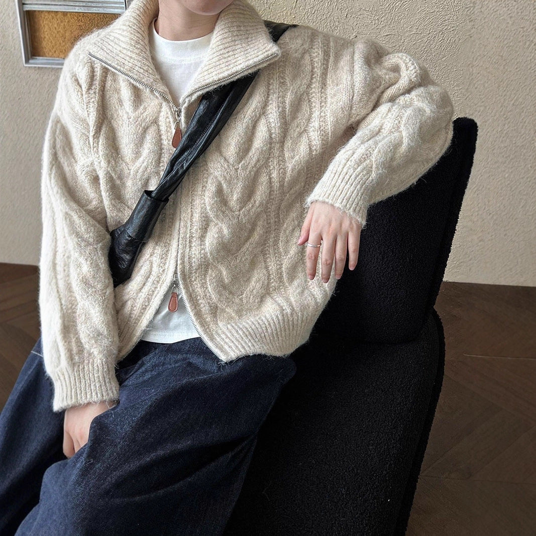Kvinnors chunky stickad cardigan med ståkrage och moderna kabelmönster Mirla-Eva Jonsson