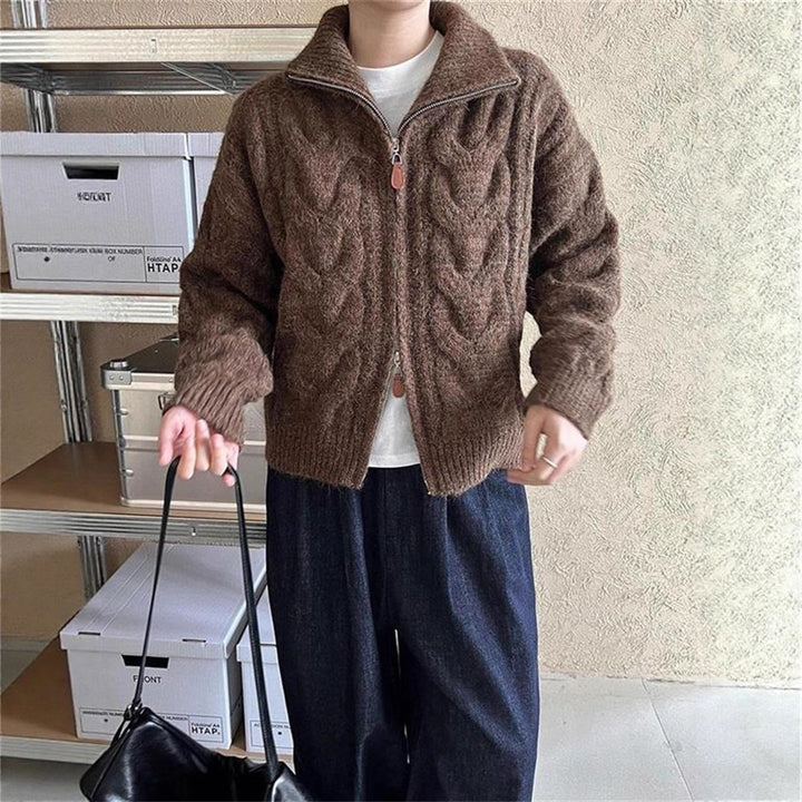 Kvinnors chunky stickad cardigan med ståkrage och moderna kabelmönster Mirla-Eva Jonsson