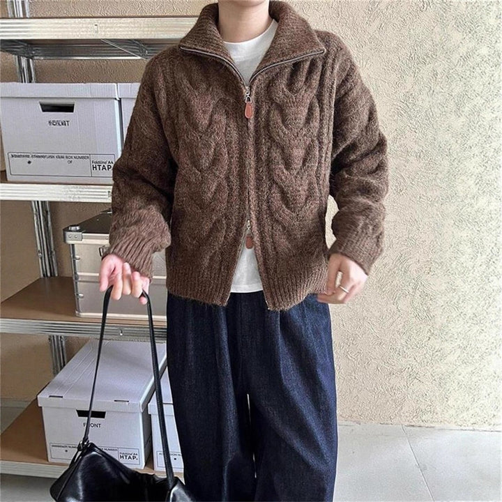 Kvinnors chunky stickad cardigan med ståkrage och moderna kabelmönster Mirla-Eva Jonsson