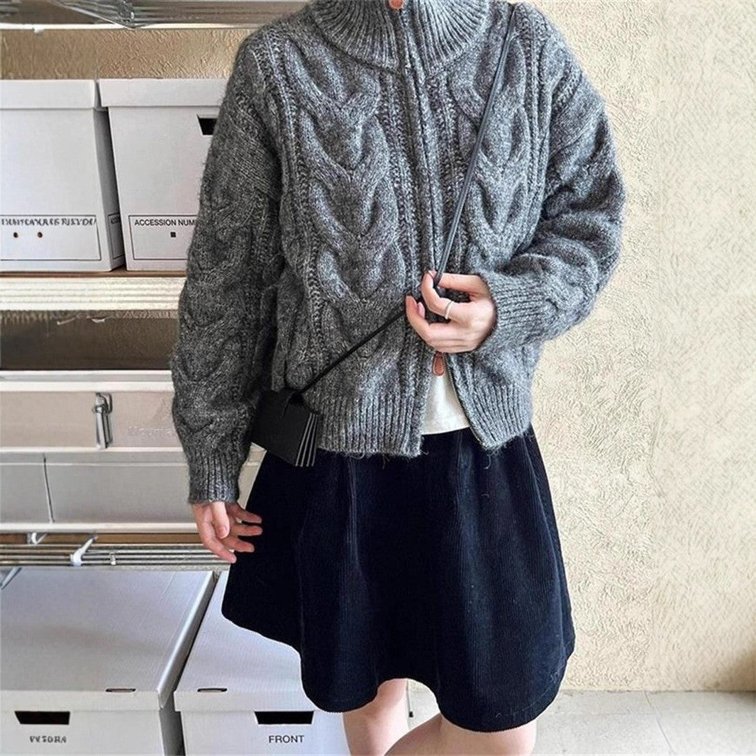 Kvinnors chunky stickad cardigan med ståkrage och moderna kabelmönster Mirla-Eva Jonsson