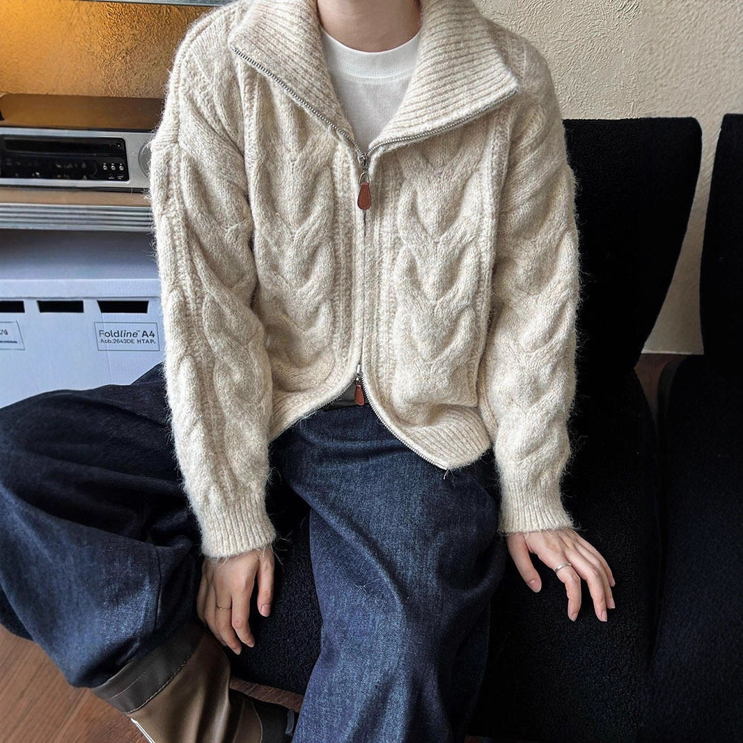 Kvinnors chunky stickad cardigan med ståkrage och moderna kabelmönster Mirla-Eva Jonsson