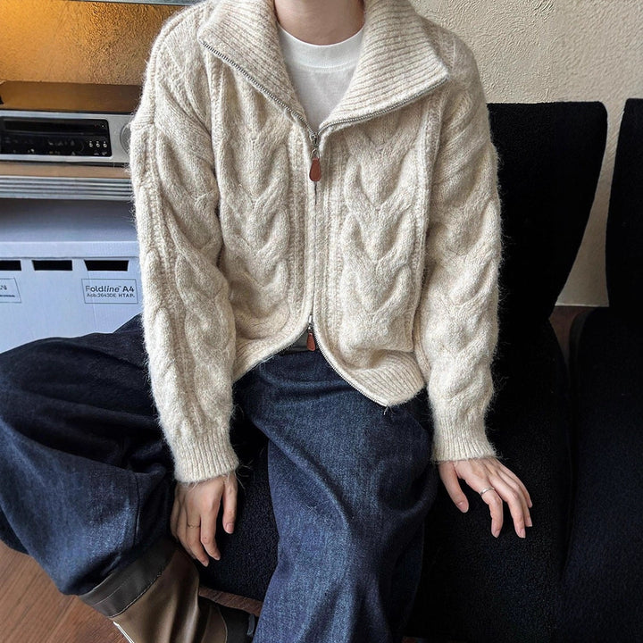 Kvinnors chunky stickad cardigan med ståkrage och moderna kabelmönster Mirla-Eva Jonsson