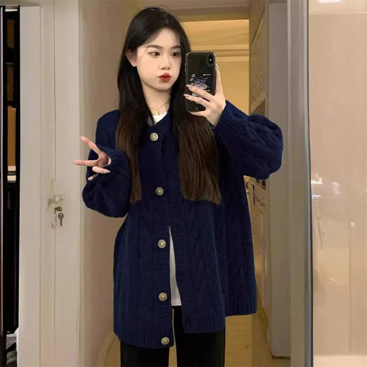 Kvinnors chunky stickad cardigan med stora knappar och avslappnad passform Mirla-Eva Jonsson