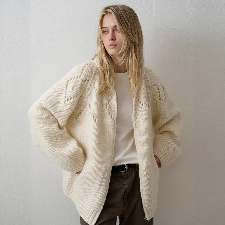 Kvinnors chunky stickad cardigan med tidlös design och moderna detaljer Mirla-Eva Jonsson