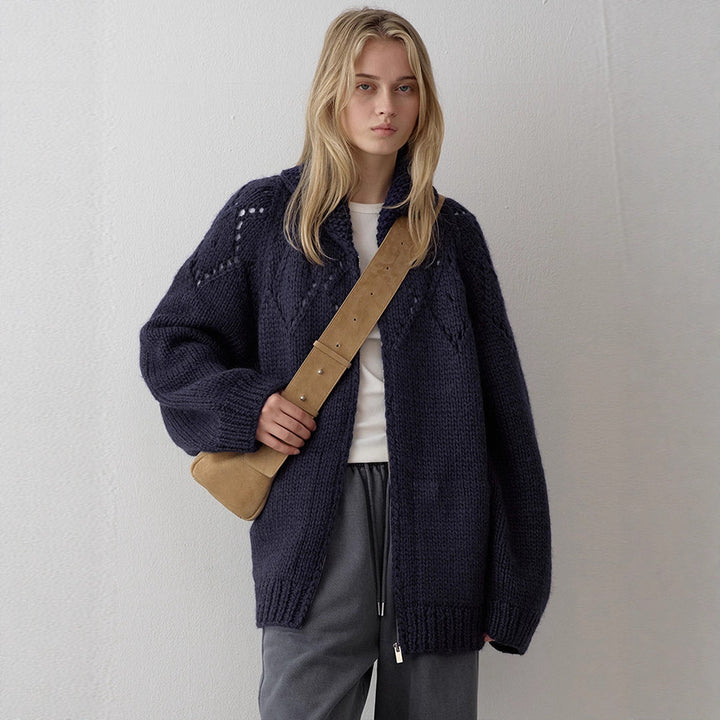 Kvinnors chunky stickad cardigan med tidlös design och moderna detaljer Mirla-Eva Jonsson