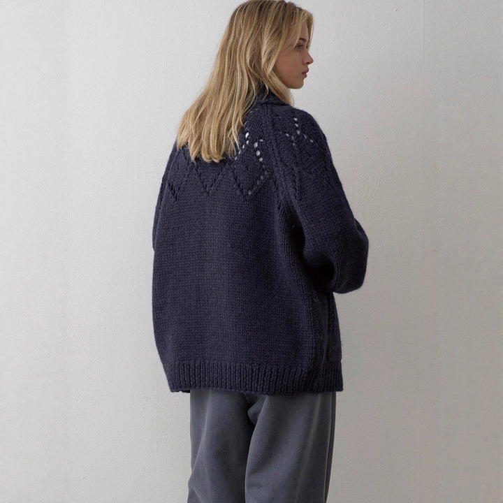 Kvinnors chunky stickad cardigan med tidlös design och moderna detaljer Mirla-Eva Jonsson